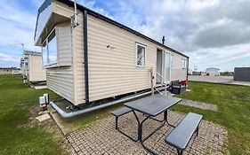 Modern 6 Berth Caravan With Wifi At St Osyth Beach In Essex Ref 28051Fv