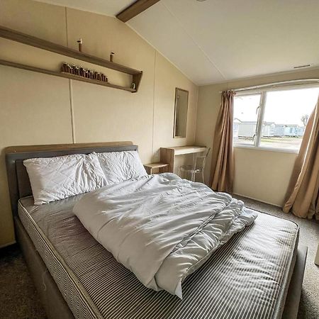 Modern 6 Berth Caravan With Wifi At St Osyth Beach In Essex Ref 28051Fv Clacton-on-Sea Exterior photo