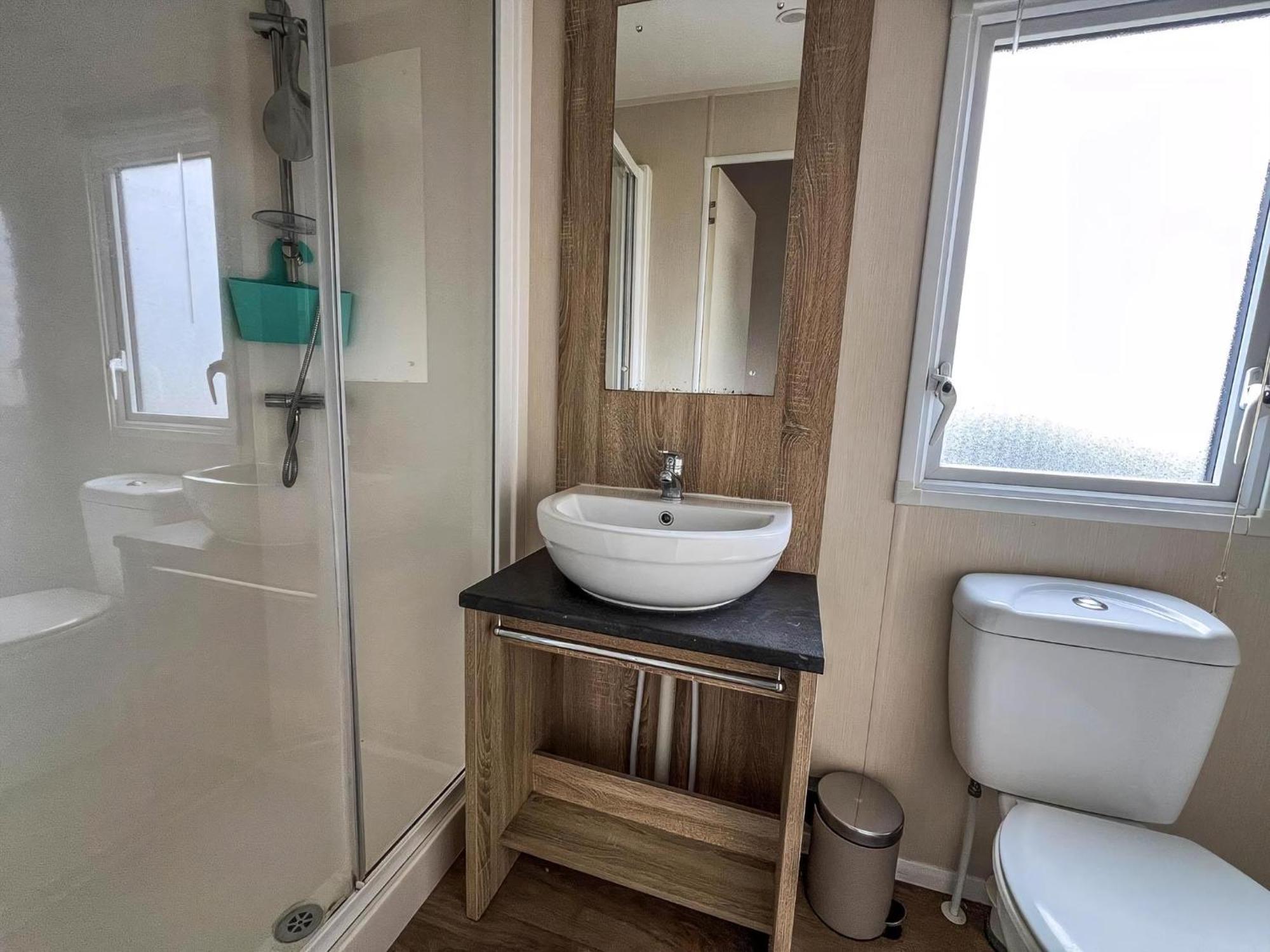Modern 6 Berth Caravan With Wifi At St Osyth Beach In Essex Ref 28051Fv Clacton-on-Sea Exterior photo
